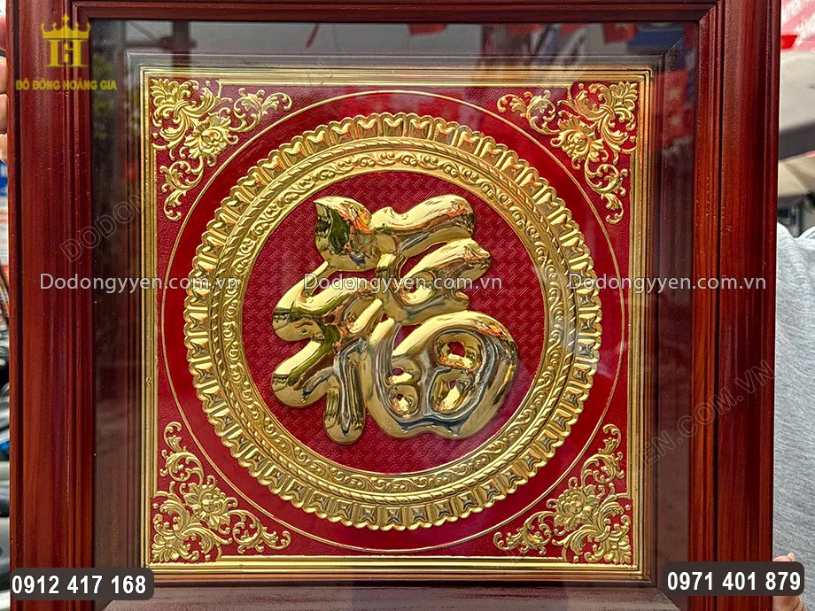 Bề mặt b&ecirc;n ngo&agrave;i lắp k&iacute;nh chắn d&agrave;y dặn